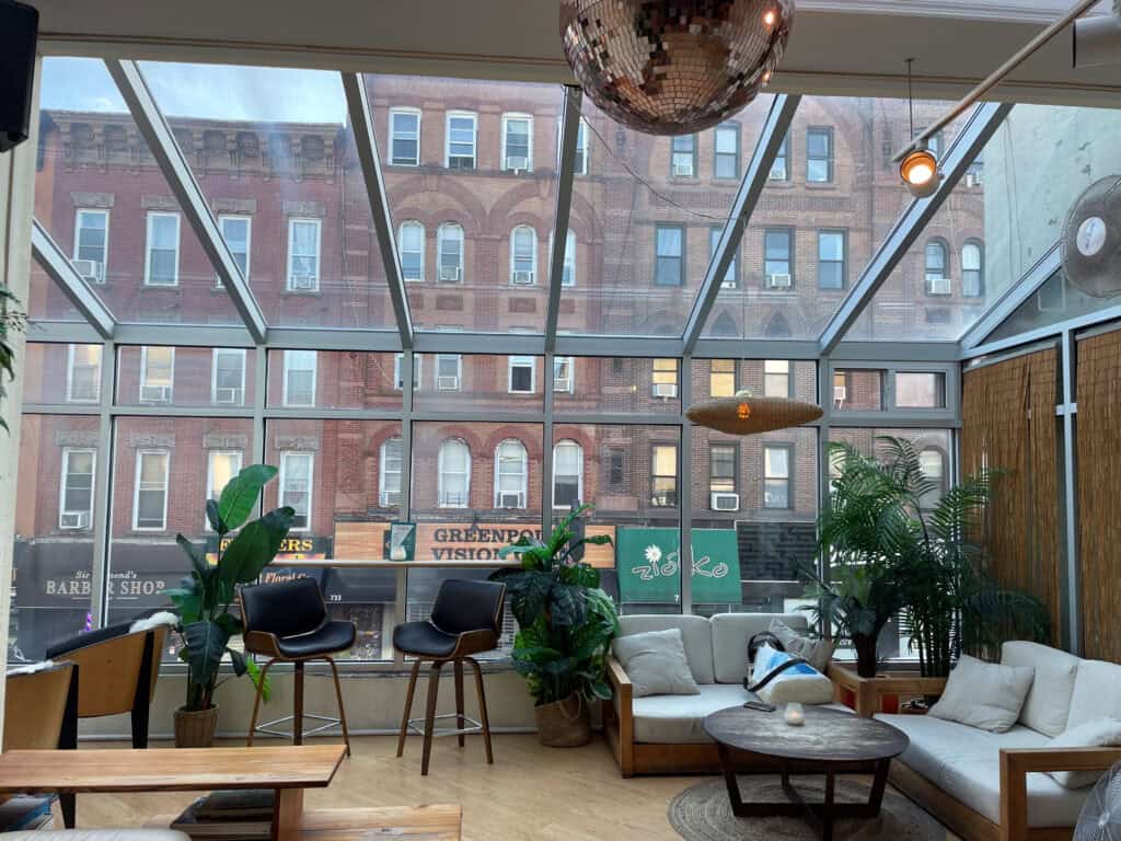 twins lounge in greenpoint bk