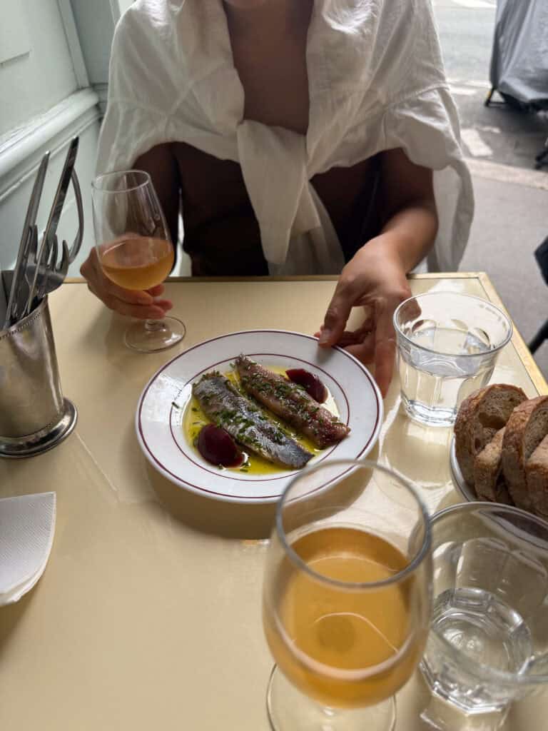 classique wine bar in paris